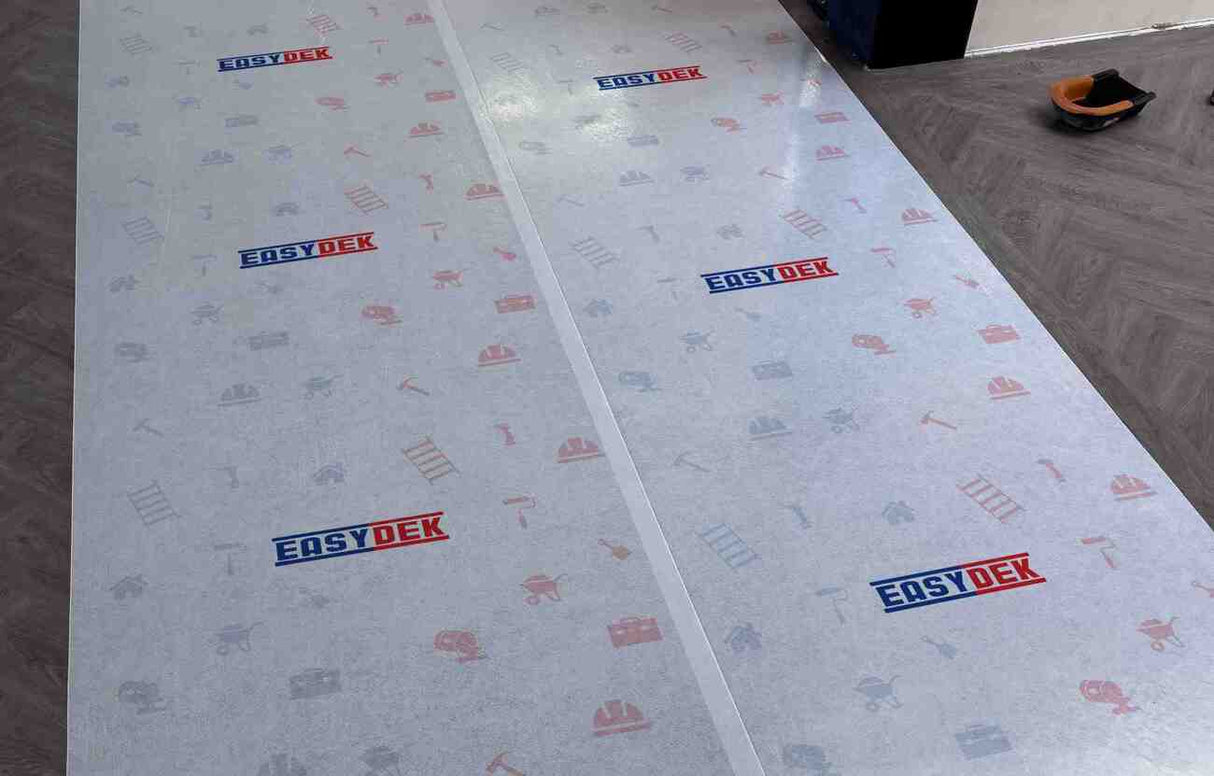 הגנה מודפסת לרצפה עם לוגו מותאם אישית באתרי בנייה ואירועים | Easydek Flexo Print