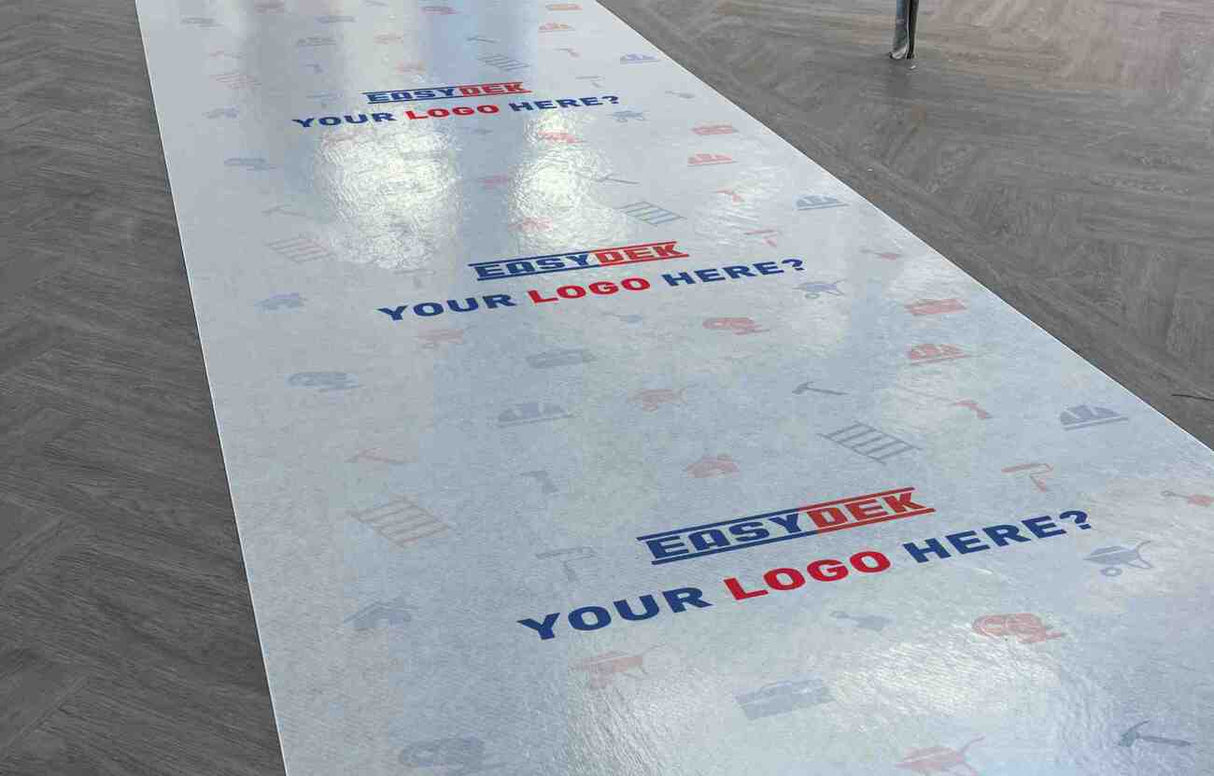 הגנה מודפסת לרצפה עם לוגו מותאם אישית באתרי בנייה ואירועים | Easydek Flexo Print